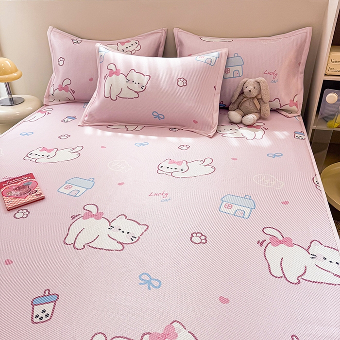 91家纺网 家纺一手货源 找家纺 典曼家纺 2025新款600D数码印花冰藤席席子凉席-床笠款 奶茶猫咪-床笠款