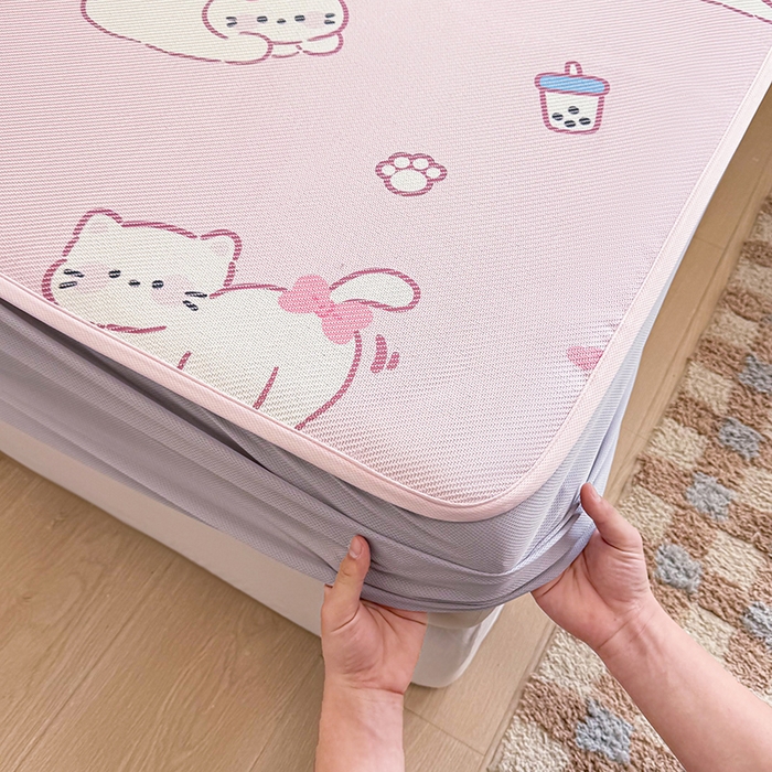 91家纺网 家纺一手货源 找家纺 典曼家纺 2025新款600D数码印花冰藤席席子凉席-床笠款 奶茶猫咪-床笠款