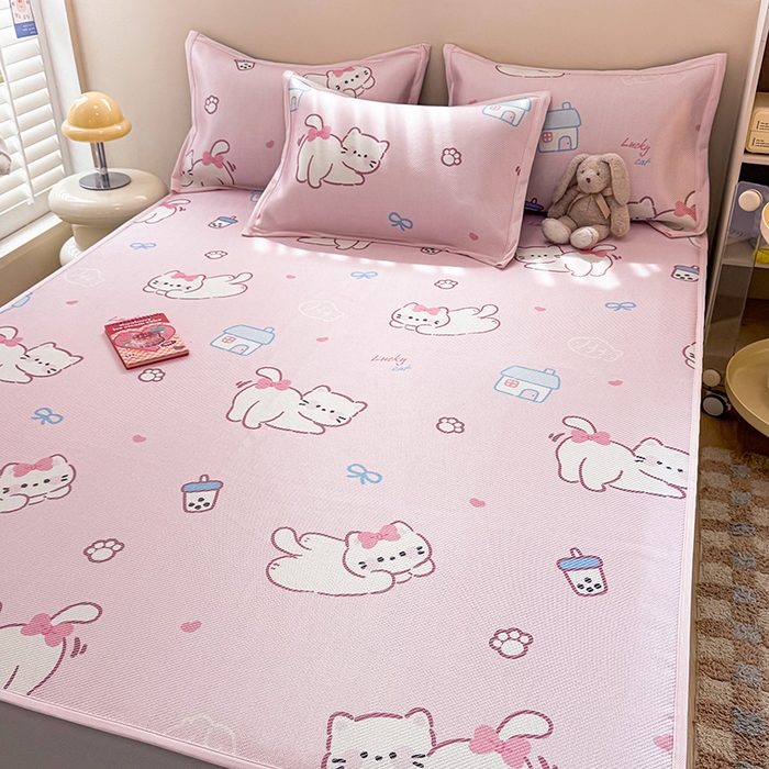 91家纺网 家纺一手货源 找家纺 典曼家纺 2025新款600D数码印花冰藤席席子凉席-床笠款 奶茶猫咪-床笠款