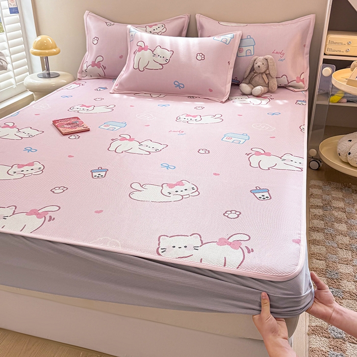 91家纺网 家纺一手货源 找家纺 典曼家纺 2025新款600D数码印花冰藤席席子凉席-床笠款 奶茶猫咪-床笠款