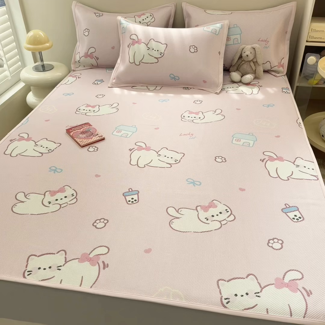 91家纺网 家纺一手货源 找家纺 典曼家纺 2025新款600D数码印花冰藤席席子凉席-床笠款 奶茶猫咪-床笠款