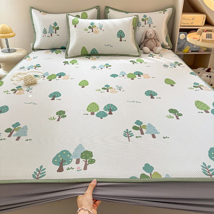 91家纺网 家纺一手货源 找家纺 典曼家纺 2025新款600D数码印花冰藤席席子凉席-床笠款 森林小熊-床笠款