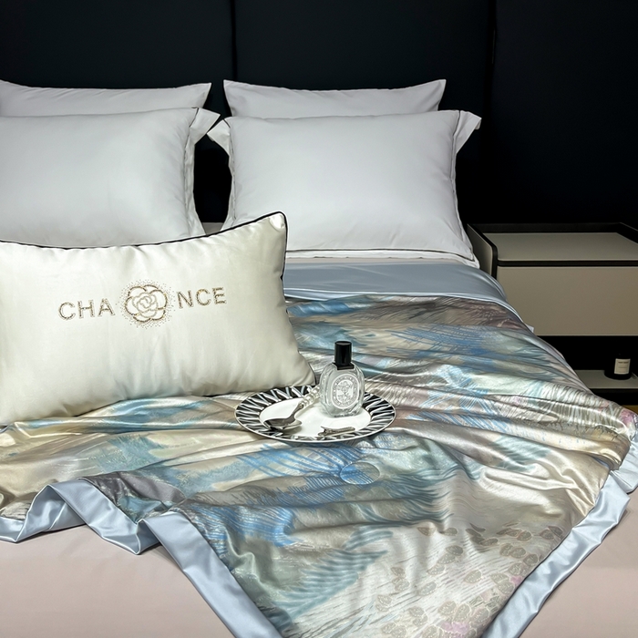 91家纺网 家纺一手货源 找家纺 小芽家居 2025新款水光缎臻享夏被夏凉被空调被 花如戏