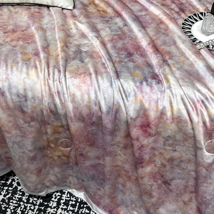 91家纺网 家纺一手货源 找家纺 小芽家居 2025新款水光缎臻享夏被夏凉被空调被 风起