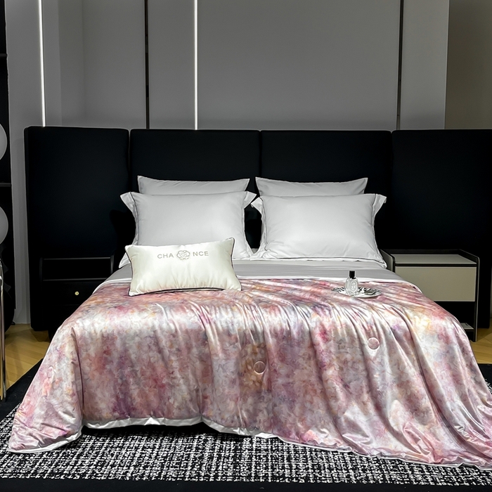 91家纺网 家纺一手货源 找家纺 小芽家居 2025新款水光缎臻享夏被夏凉被空调被 风起