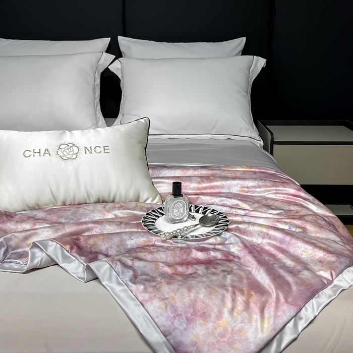 91家纺网 家纺一手货源 找家纺 小芽家居 2025新款水光缎臻享夏被夏凉被空调被 风起