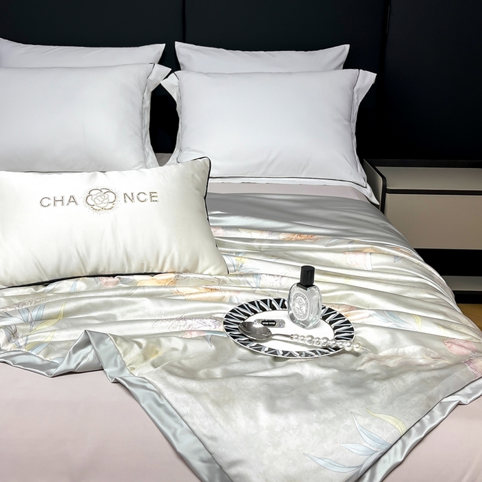 91家纺网 家纺一手货源 找家纺 小芽家居 2025新款水光缎臻享夏被夏凉被空调被 花枝