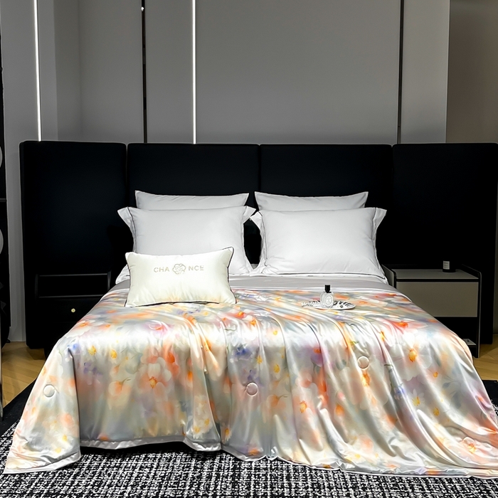 91家纺网 家纺一手货源 找家纺 小芽家居 2025新款水光缎臻享夏被夏凉被空调被 叶隙暖阳