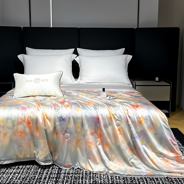 91家纺网 家纺一手货源 找家纺 小芽家居 2025新款水光缎臻享夏被夏凉被空调被 叶隙暖阳