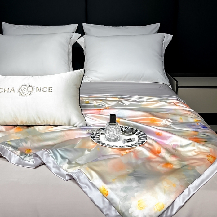 91家纺网 家纺一手货源 找家纺 小芽家居 2025新款水光缎臻享夏被夏凉被空调被 叶隙暖阳