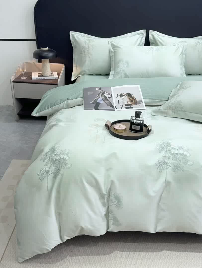 91家纺网 家纺一手货源 找家纺 红日子纺织品 2025新款50s全棉纯棉印花四件套 丛林秘境-绿