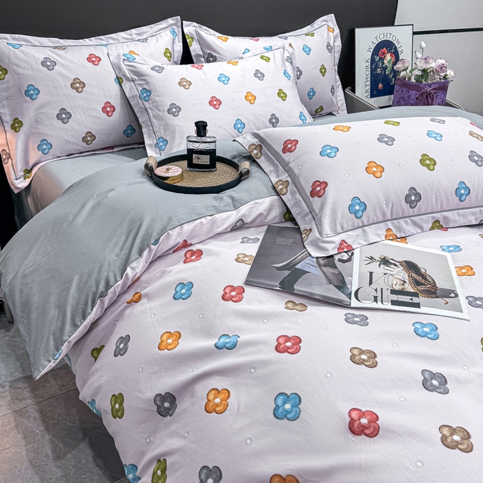 91家纺网 家纺一手货源 找家纺 红日子纺织品 2025新款50s全棉纯棉印花四件套 幸运四叶草-粉