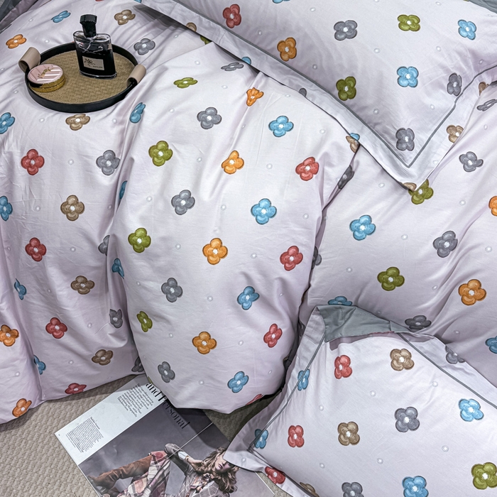 91家纺网 家纺一手货源 找家纺 红日子纺织品 2025新款50s全棉纯棉印花四件套 幸运四叶草-粉