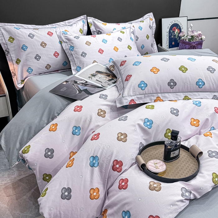 91家纺网 家纺一手货源 找家纺 红日子纺织品 2025新款50s全棉纯棉印花四件套 幸运四叶草-粉