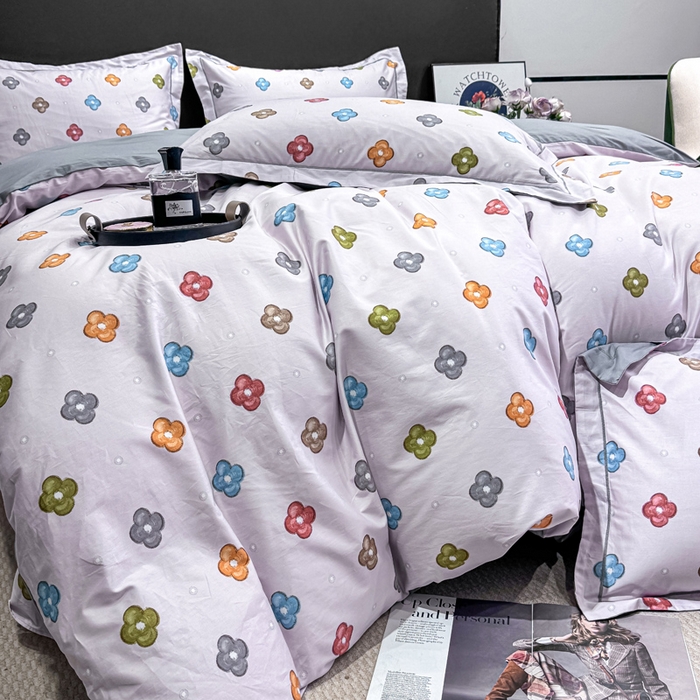 91家纺网 家纺一手货源 找家纺 红日子纺织品 2025新款50s全棉纯棉印花四件套 幸运四叶草-粉