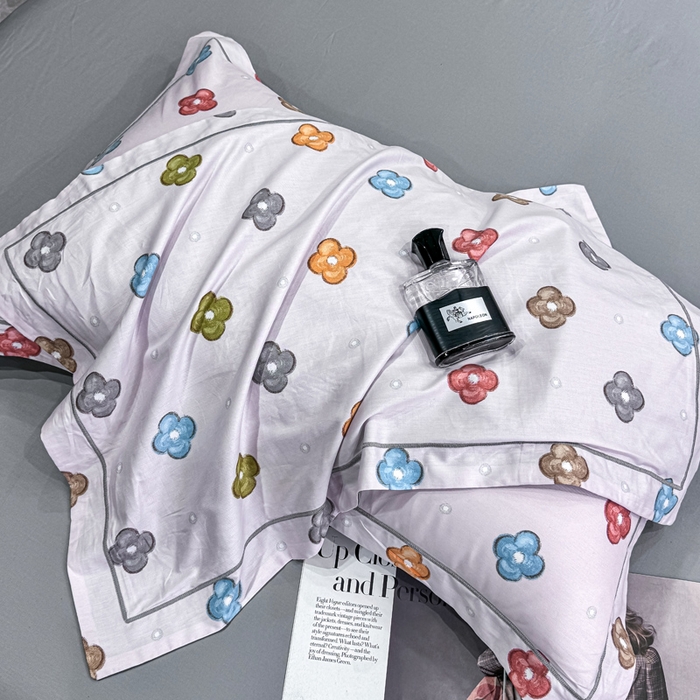 91家纺网 家纺一手货源 找家纺 红日子纺织品 2025新款50s全棉纯棉印花四件套 幸运四叶草-粉