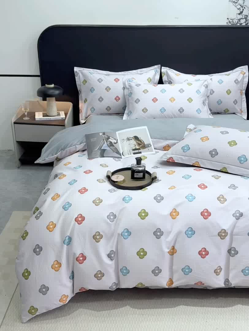 91家纺网 家纺一手货源 找家纺 红日子纺织品 2025新款50s全棉纯棉印花四件套 幸运四叶草-粉