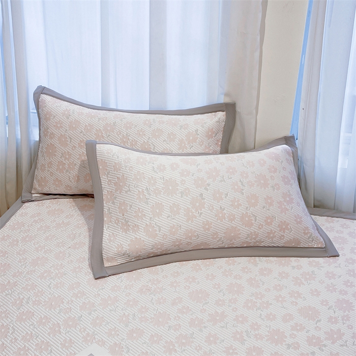 91家纺网 家纺一手货源 找家纺 雯豆家纺 2025夏季新款PE中分子凉感凉席三件套凉感提花平铺绑带席子 繁花-粉黛