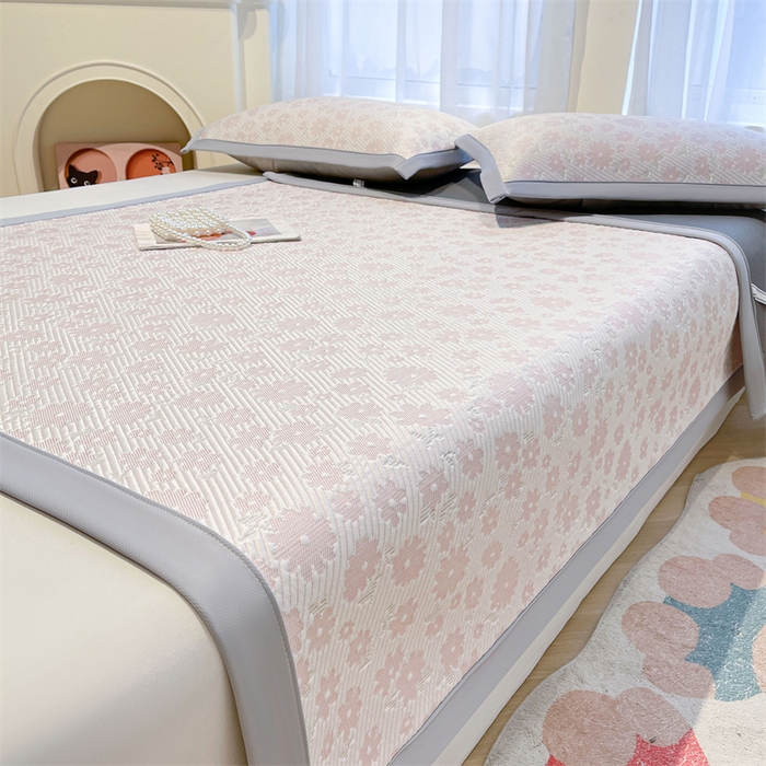 91家纺网 家纺一手货源 找家纺 雯豆家纺 2025夏季新款PE中分子凉感凉席三件套凉感提花平铺绑带席子 繁花-粉黛