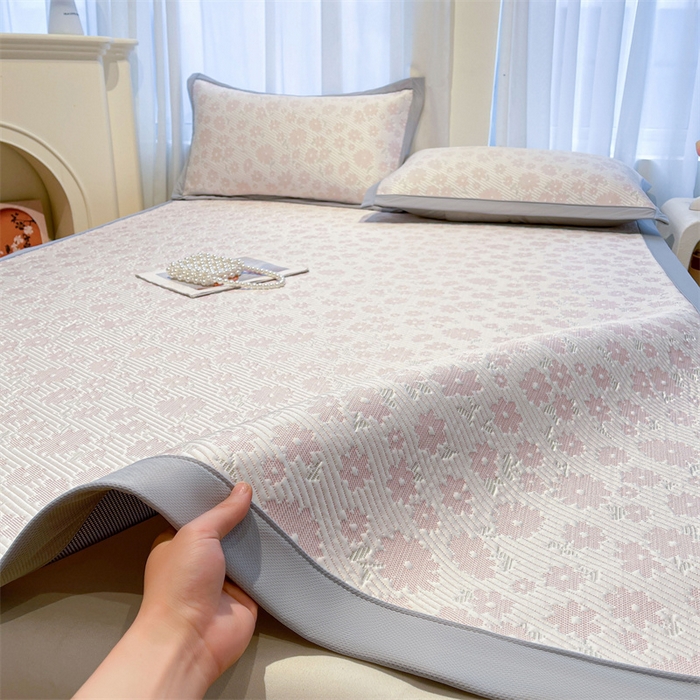 91家纺网 家纺一手货源 找家纺 雯豆家纺 2025夏季新款PE中分子凉感凉席三件套凉感提花平铺绑带席子 繁花-粉黛