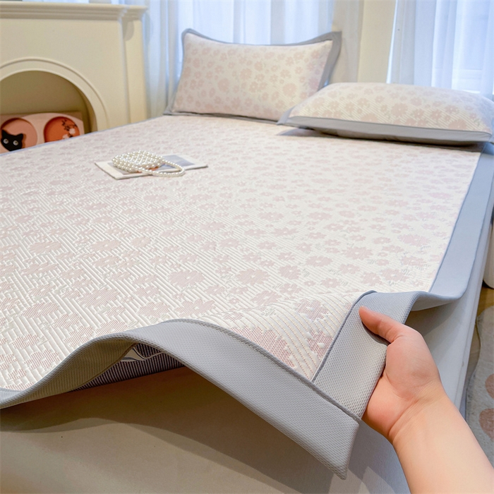 91家纺网 家纺一手货源 找家纺 雯豆家纺 2025夏季新款PE中分子凉感凉席三件套凉感提花平铺绑带席子 繁花-粉黛