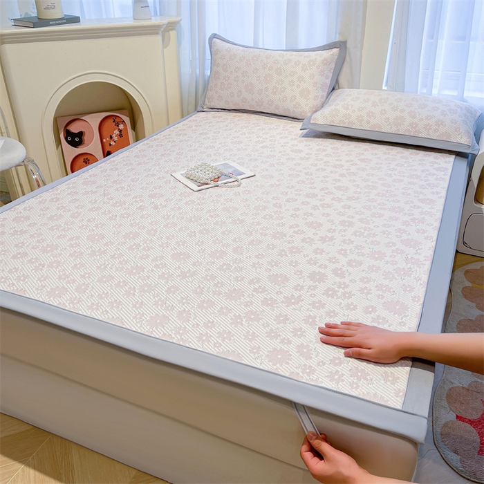 91家纺网 家纺一手货源 找家纺 雯豆家纺 2025夏季新款PE中分子凉感凉席三件套凉感提花平铺绑带席子 繁花-粉黛