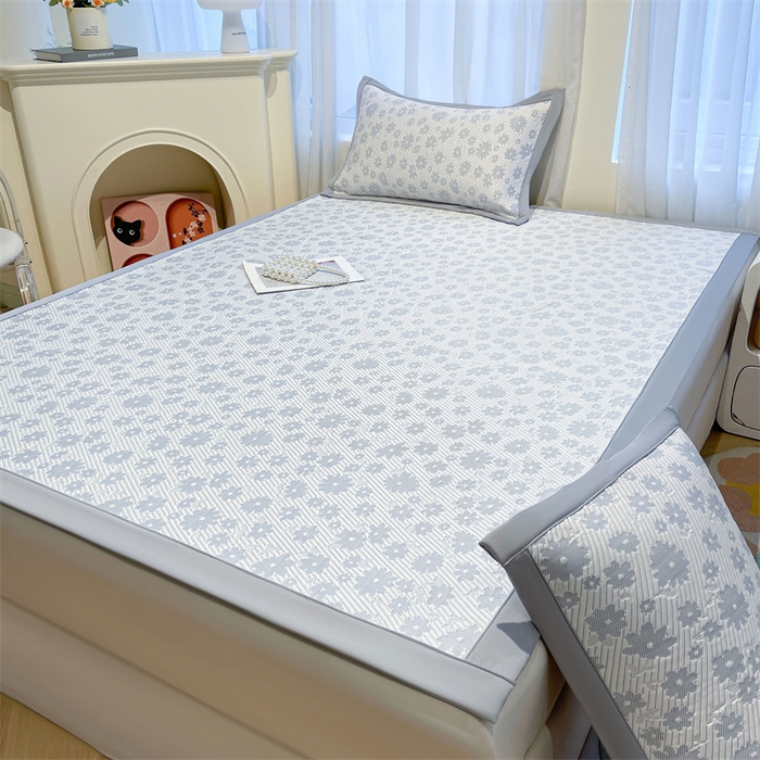 91家纺网 家纺一手货源 找家纺 雯豆家纺 2025夏季新款PE中分子凉感凉席三件套凉感提花平铺绑带席子 繁花-烟灰