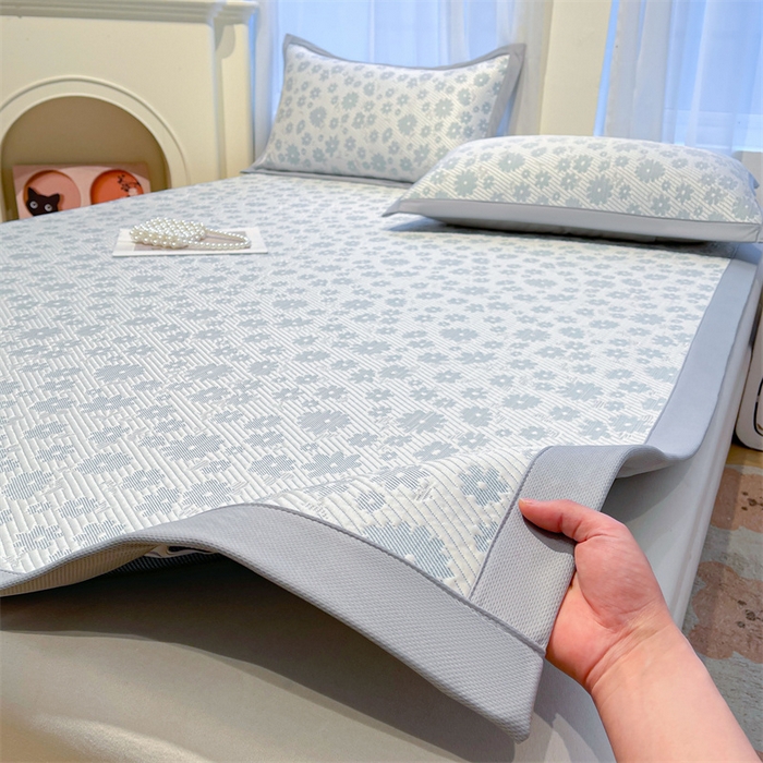 91家纺网 家纺一手货源 找家纺 雯豆家纺 2025夏季新款PE中分子凉感凉席三件套凉感提花平铺绑带席子 繁花-碧雪蓝