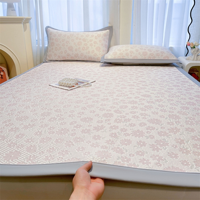 91家纺网 家纺一手货源 找家纺 雯豆家纺 2025夏季新款PE中分子凉感凉席三件套凉感提花平铺绑带席子 繁花-粉黛