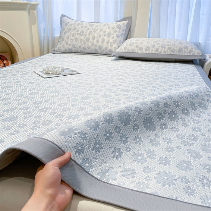 91家纺网 家纺一手货源 找家纺 雯豆家纺 2025夏季新款PE中分子凉感凉席三件套凉感提花平铺绑带席子 繁花-烟灰