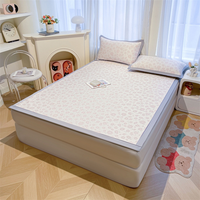 91家纺网 家纺一手货源 找家纺 雯豆家纺 2025夏季新款PE中分子凉感凉席三件套凉感提花平铺绑带席子 繁花-粉黛