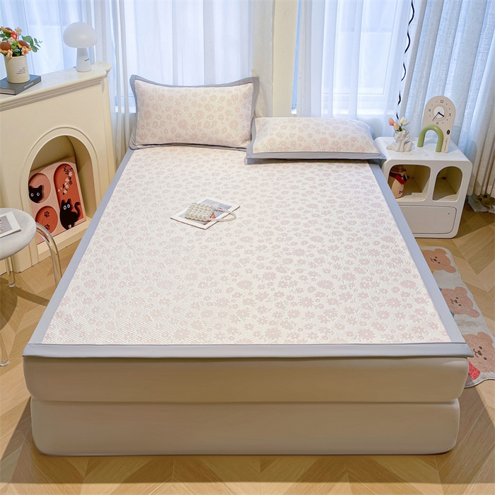 91家纺网 家纺一手货源 找家纺 雯豆家纺 2025夏季新款PE中分子凉感凉席三件套凉感提花平铺绑带席子 繁花-粉黛