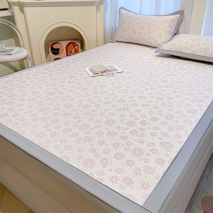 91家纺网 家纺一手货源 找家纺 雯豆家纺 2025夏季新款PE中分子凉感凉席三件套凉感提花平铺绑带席子 繁花-粉黛