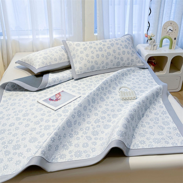 91家纺网 家纺一手货源 找家纺 雯豆家纺 2025夏季新款PE中分子凉感凉席三件套凉感提花平铺绑带席子 繁花-烟灰