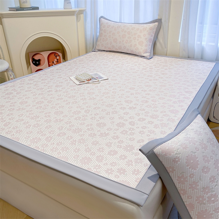 91家纺网 家纺一手货源 找家纺 雯豆家纺 2025夏季新款PE中分子凉感凉席三件套凉感提花平铺绑带席子 繁花-粉黛