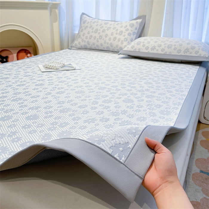 91家纺网 家纺一手货源 找家纺 雯豆家纺 2025夏季新款PE中分子凉感凉席三件套凉感提花平铺绑带席子 繁花-烟灰