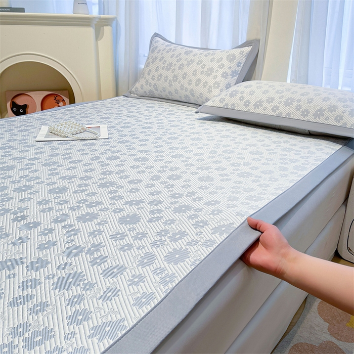 91家纺网 家纺一手货源 找家纺 雯豆家纺 2025夏季新款PE中分子凉感凉席三件套凉感提花平铺绑带席子 繁花-烟灰