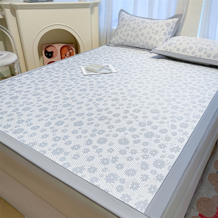 91家纺网 家纺一手货源 找家纺 雯豆家纺 2025夏季新款PE中分子凉感凉席三件套凉感提花平铺绑带席子 繁花-烟灰