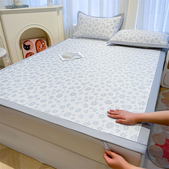 91家纺网 家纺一手货源 找家纺 雯豆家纺 2025夏季新款PE中分子凉感凉席三件套凉感提花平铺绑带席子 繁花-烟灰