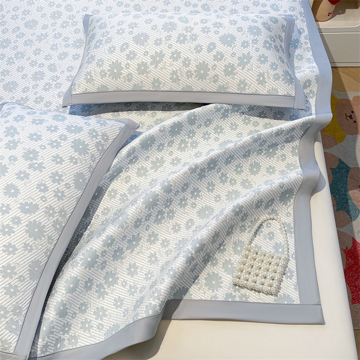 91家纺网 家纺一手货源 找家纺 雯豆家纺 2025夏季新款PE中分子凉感凉席三件套凉感提花平铺绑带席子 繁花-碧雪蓝