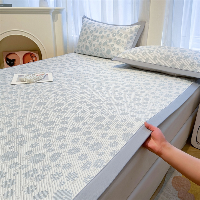 91家纺网 家纺一手货源 找家纺 雯豆家纺 2025夏季新款PE中分子凉感凉席三件套凉感提花平铺绑带席子 繁花-碧雪蓝