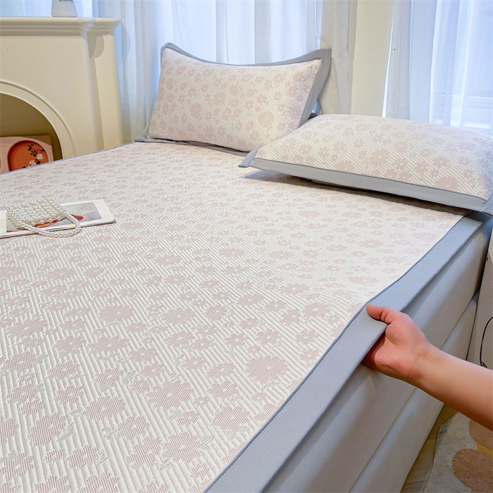 91家纺网 家纺一手货源 找家纺 雯豆家纺 2025夏季新款PE中分子凉感凉席三件套凉感提花平铺绑带席子 繁花-粉黛