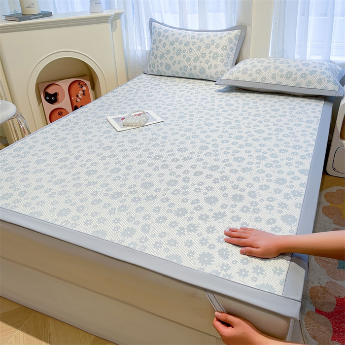 91家纺网 家纺一手货源 找家纺 雯豆家纺 2025夏季新款PE中分子凉感凉席三件套凉感提花平铺绑带席子 繁花-碧雪蓝