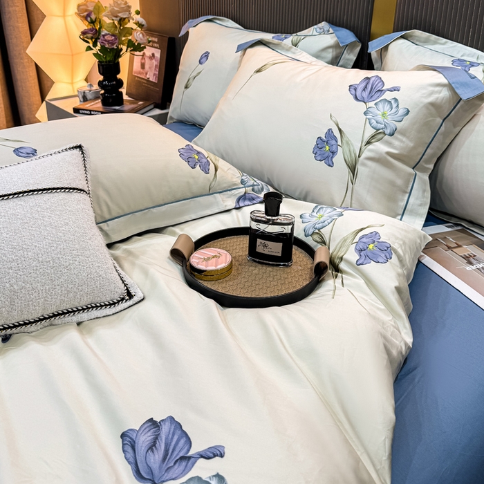 91家纺网 家纺一手货源 找家纺 红日子纺织品 2025新款60s长绒棉纯棉贡缎印花四件套 春暖-蓝