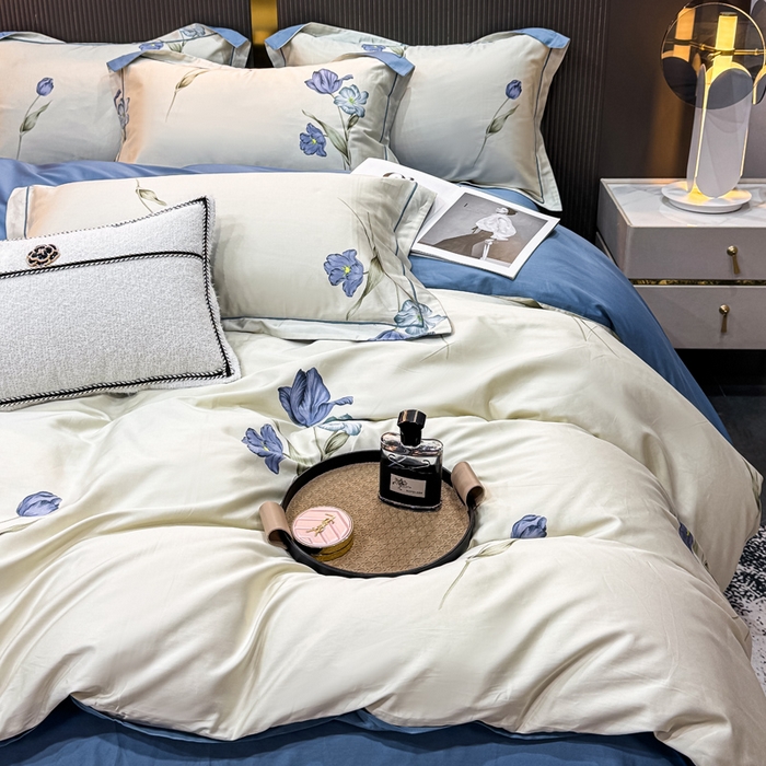 91家纺网 家纺一手货源 找家纺 红日子纺织品 2025新款60s长绒棉纯棉贡缎印花四件套 春暖-蓝