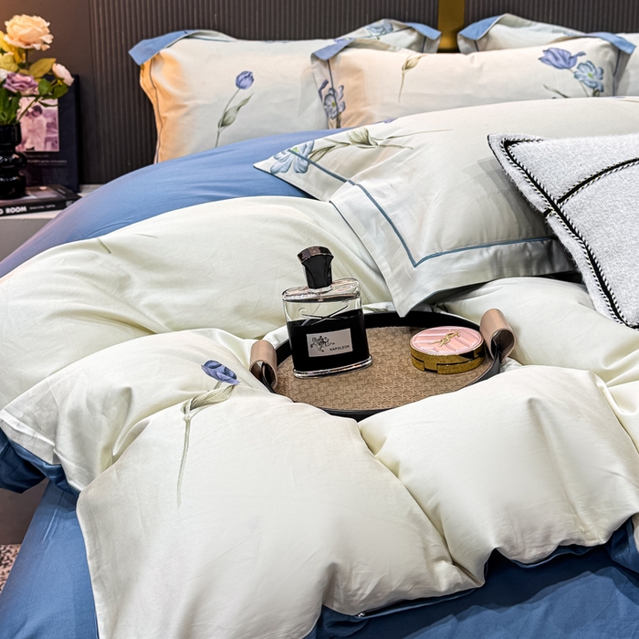 91家纺网 家纺一手货源 找家纺 红日子纺织品 2025新款60s长绒棉纯棉贡缎印花四件套 春暖-蓝