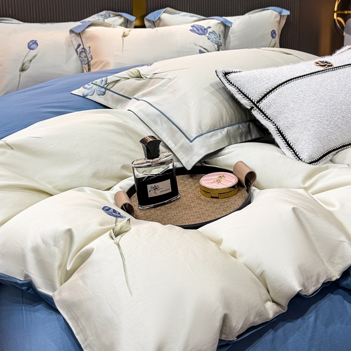 91家纺网 家纺一手货源 找家纺 红日子纺织品 2025新款60s长绒棉纯棉贡缎印花四件套 春暖-蓝