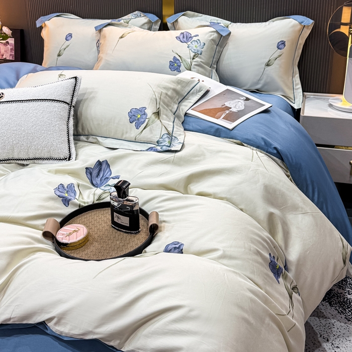 91家纺网 家纺一手货源 找家纺 红日子纺织品 2025新款60s长绒棉纯棉贡缎印花四件套 春暖-蓝