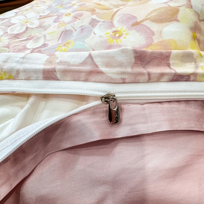 91家纺网 家纺一手货源 找家纺 红日子纺织品 2025新款60s长绒棉纯棉贡缎印花四件套 花雅-粉