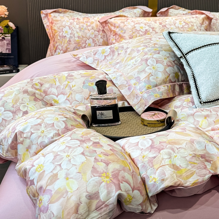 91家纺网 家纺一手货源 找家纺 红日子纺织品 2025新款60s长绒棉纯棉贡缎印花四件套 花雅-粉